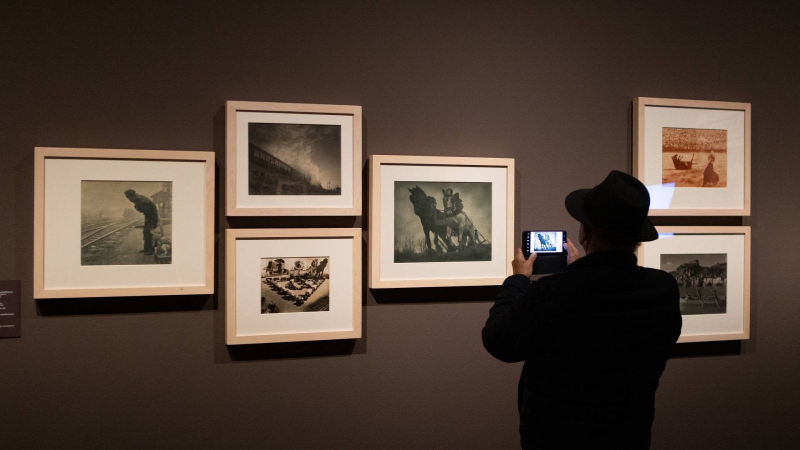 El Museo Nacional de Arte de Cataluña muestra imágenes inéditas de la Guerra Civil que escondió el fotógrafo Antoni Campañà