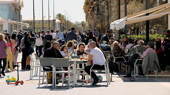 La tarde en 24h - Darias avisa de "un posible cambio de tendencia" y llama a evitar una cuarta ola