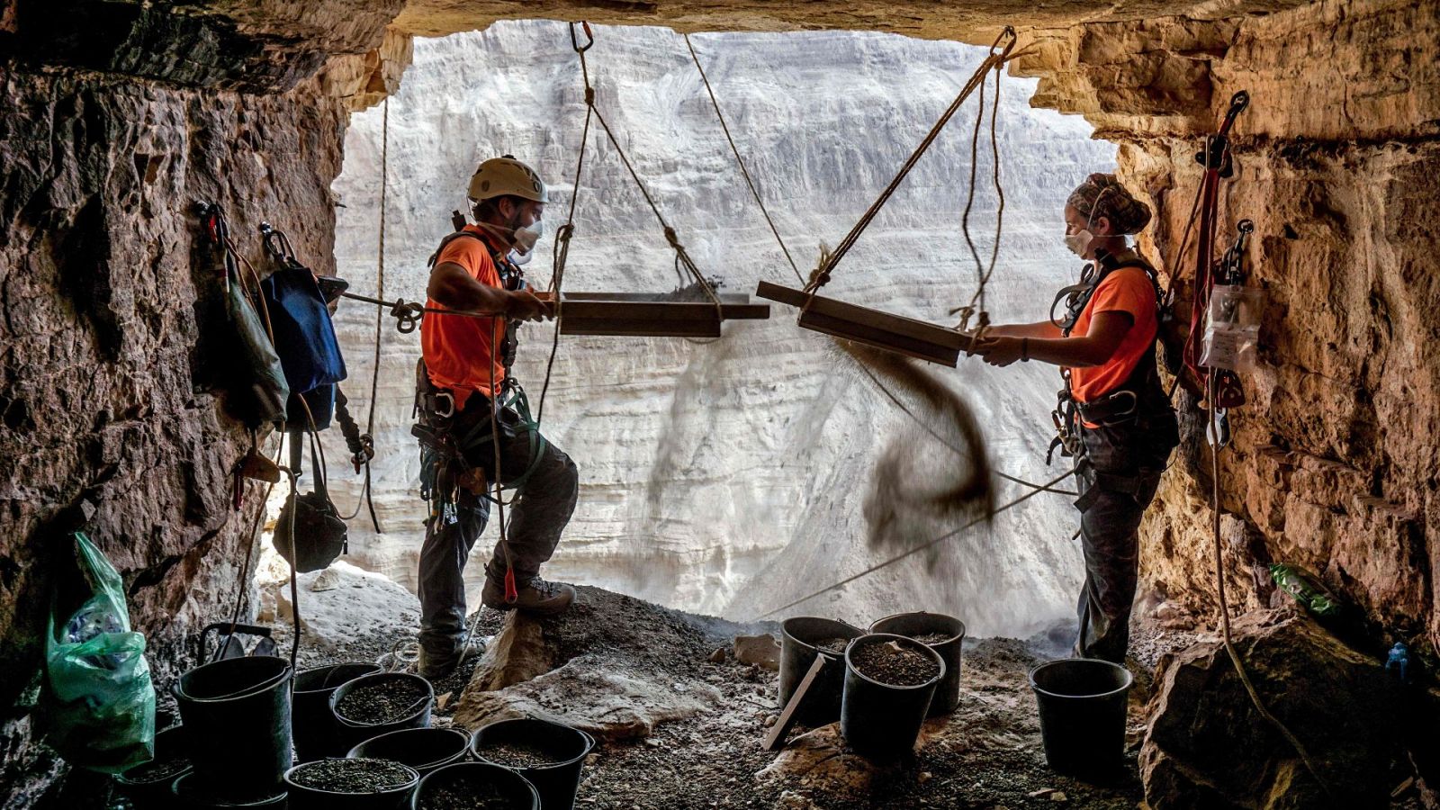 Arqueólogos israelíes hallan nuevos fragmentos de los llamados 'Rollos del mar Muerto'
