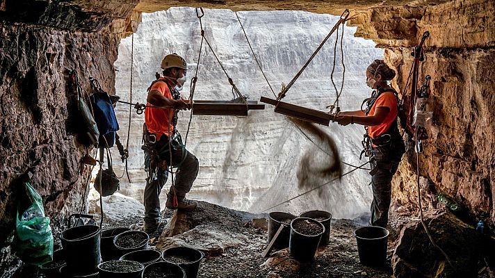Telediario 1 - Arqueólogos israelíes hallan nuevos fragmentos de los llamados 'Rollos del mar Muerto'