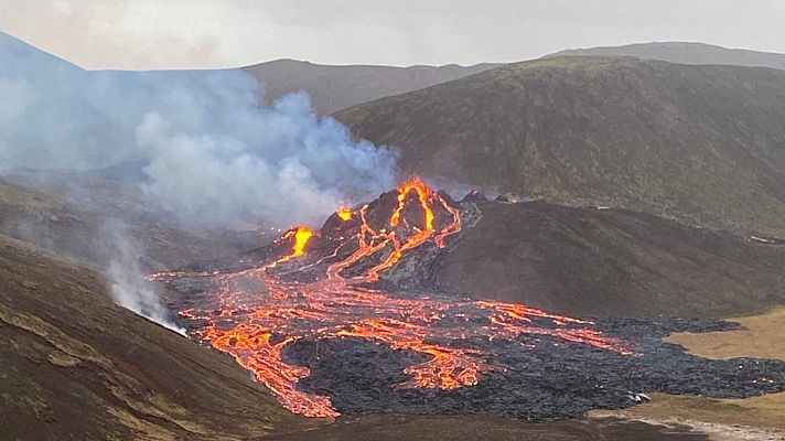 Informativo 24h - Entra en erupción el volcán Fagradalsfjall, cerca de la capital de Islandia
