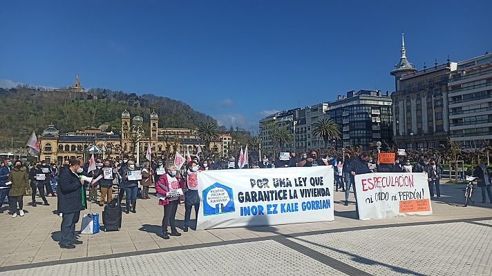 Informativo 24h - Cientos de personas salen a la calle para reivindicar la regulación de los precios de los pisos de alquiler