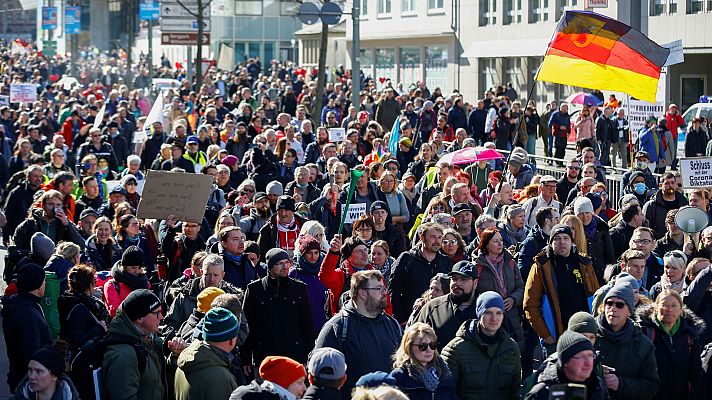 Informativo 24h - Miles de personas se manifiestan en la ciudad alemana de Kassel contra las medidas anti-COVID