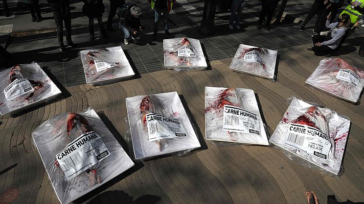 Telediario 1 - Animalistas protestan en Barcelona contra el consumo carne
