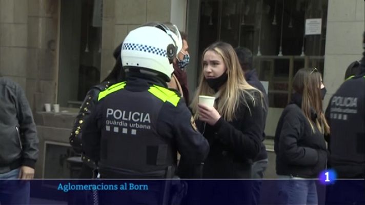 L'Informatiu - La policia dispersa les botellades als carrers del Born de Barcelona