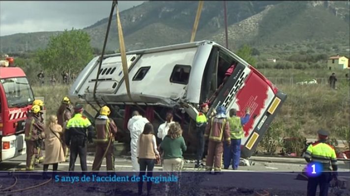 L'Informatiu - Freginals recorda amb tristesa el tràgic accident d'autocar ara fa 5 anys