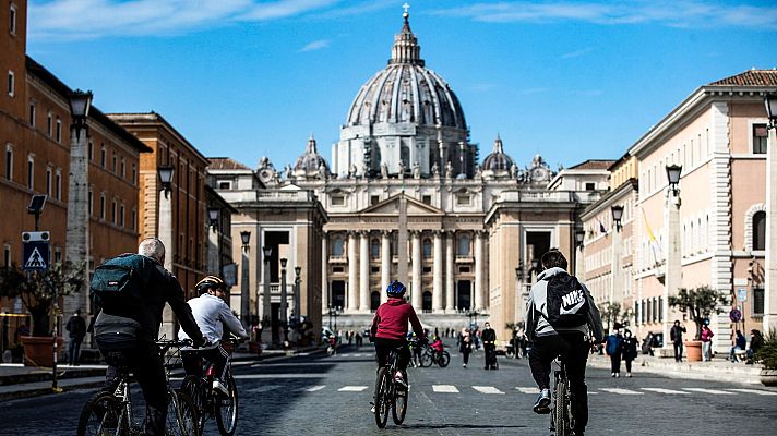 Telediario 1 - Italia, pionera en aprobar el 'bono vacacional'