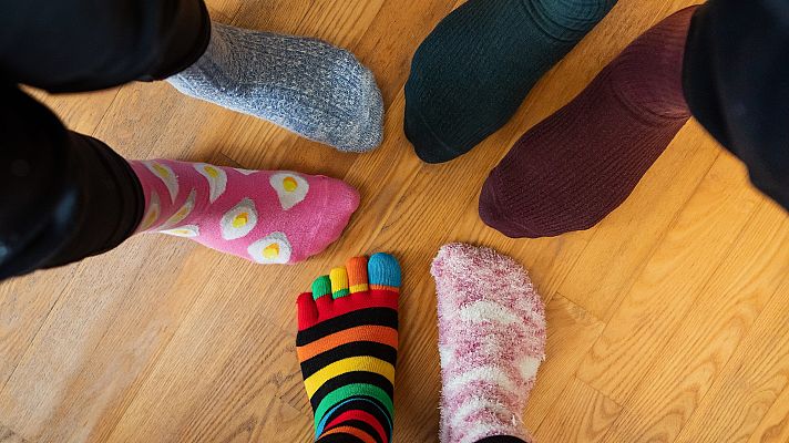 Telediario 1 - Una diseñadora francesa da una segunda vida a los calcetines desparejados