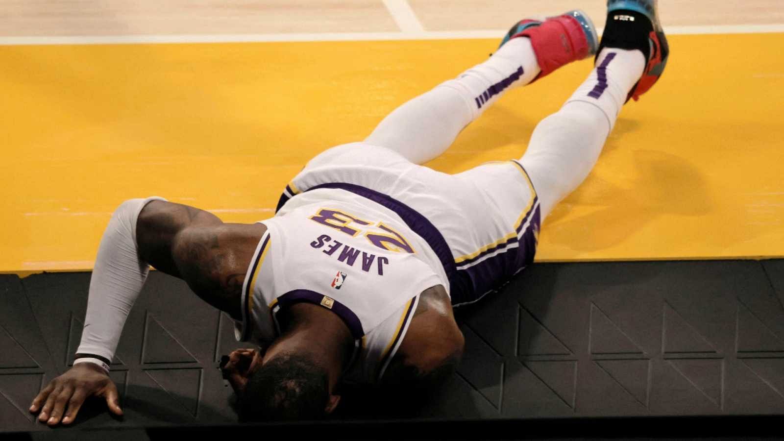 LeBron se hace un esguince y los Lakers pierden a su estrella | Ver