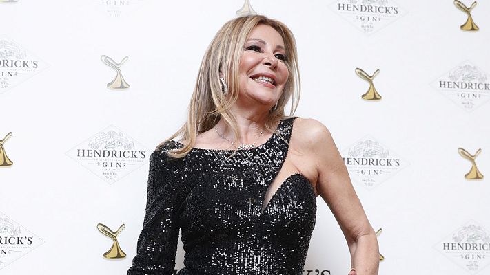 Gente y tendencias - Corazón y tendencias - Ana Obregón deslumbra en el photocall de los Premios Yago 2021