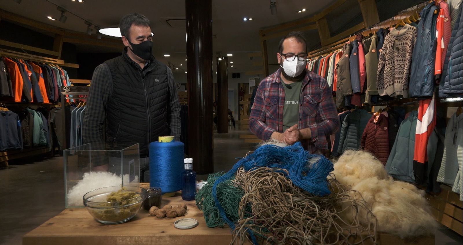 Aquí la Tierra - Café, redes de pesca viejas y decenas de residuos para hacer ropa