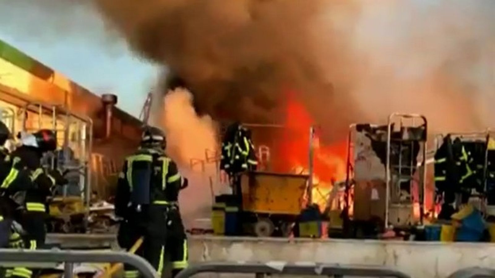 Aparatoso incendio de dos naves que almacenan plástico y papel en Fuencarral, Madrid