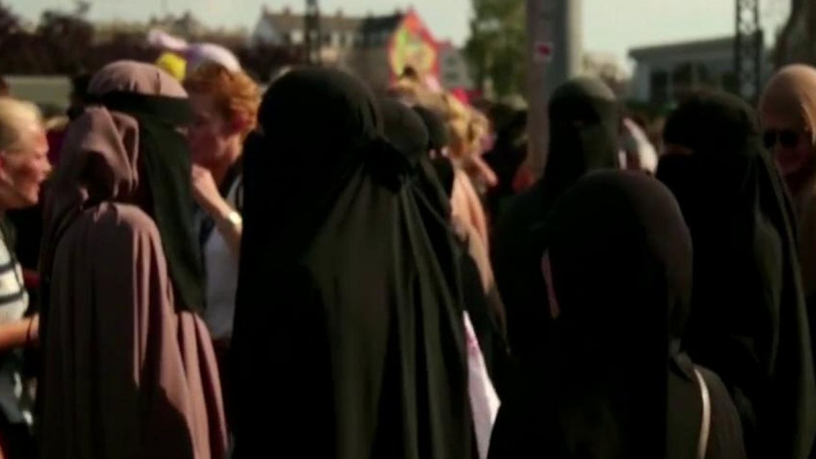 Mimunt Hamido: "El velo tiene un mensaje totalmente político del Islam más reaccionario"- RTVE.es - El mundo en 24 horas | Ver