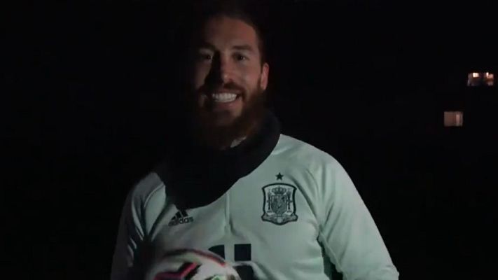 Telediario 1 - Un apagón interrumpe el entrenamiento de una España que prepara cambios