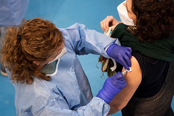 Telediario 1 - El Gobierno espera que en abril se acelere el suministro de las vacunas