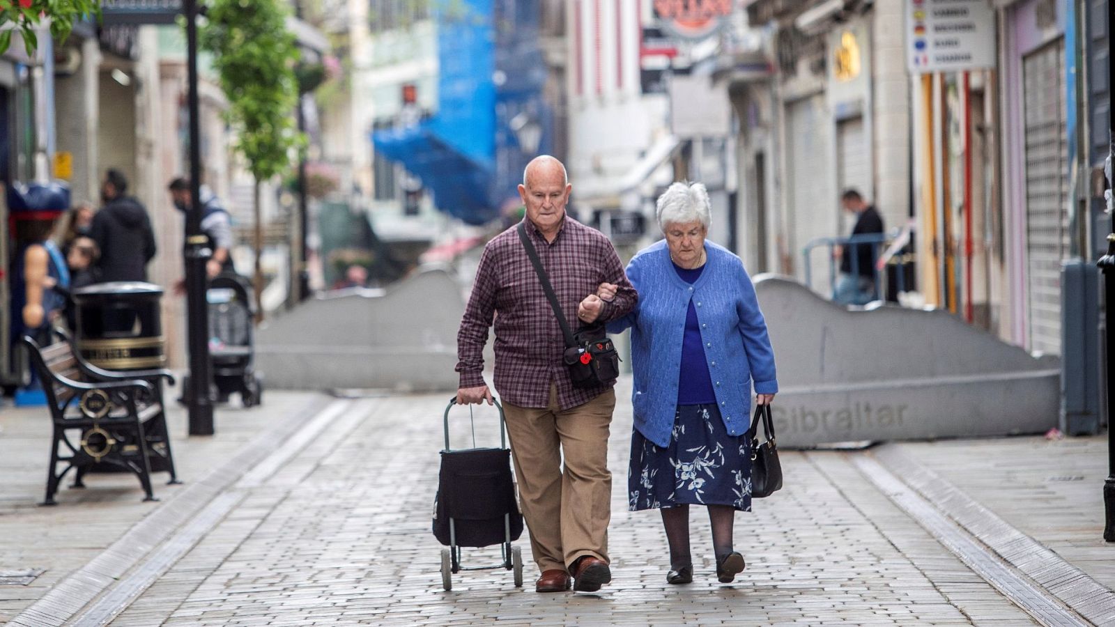 Gibraltar permite pasear sin mascarilla tras vacunar a la mayoría de su población - Informativo 24h | Ver