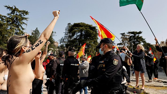 Telediario 1 - Cinco activistas del colectivo feminista Femen irrumpen en un acto franquista en Madrid