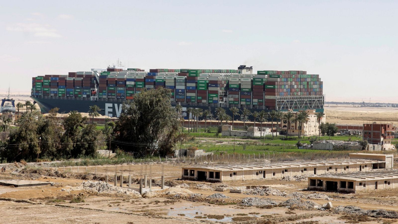 La subida de la marea, un "factor clave" para desencallar el Ever Given