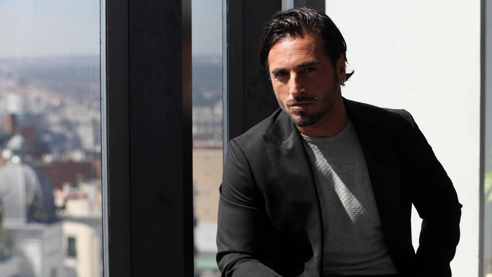 Bustamante celebra sus 20 años en el mundo de la música con un nuevo disco