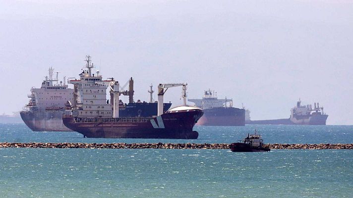 Telediario 1 - Centenares de barcos aguardan su turno para pasar tras restablecerse el tráfico en el Canal de Suez