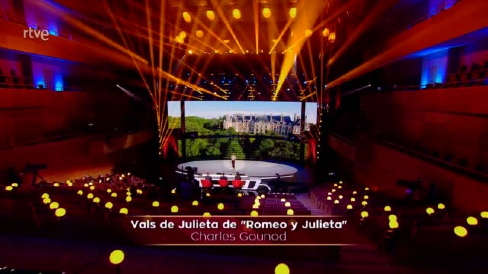 Selma pisa fuerte el escenario cantando el vals de Romeo y Julieta | Ver