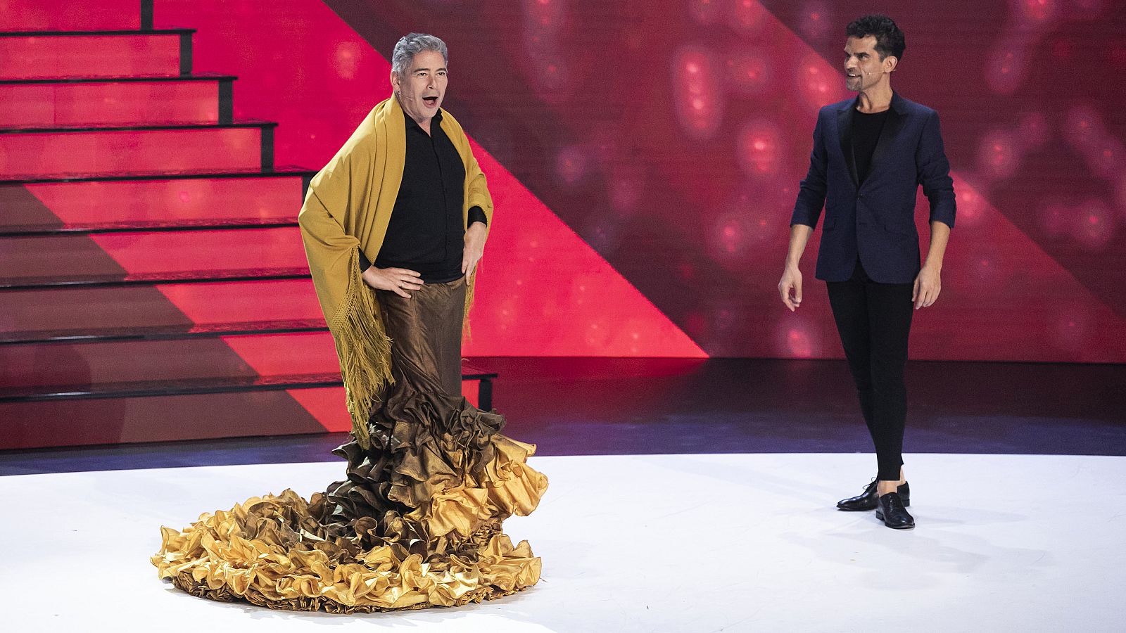 Boris no se puede resistir a ponerse una bata de cola | Ver