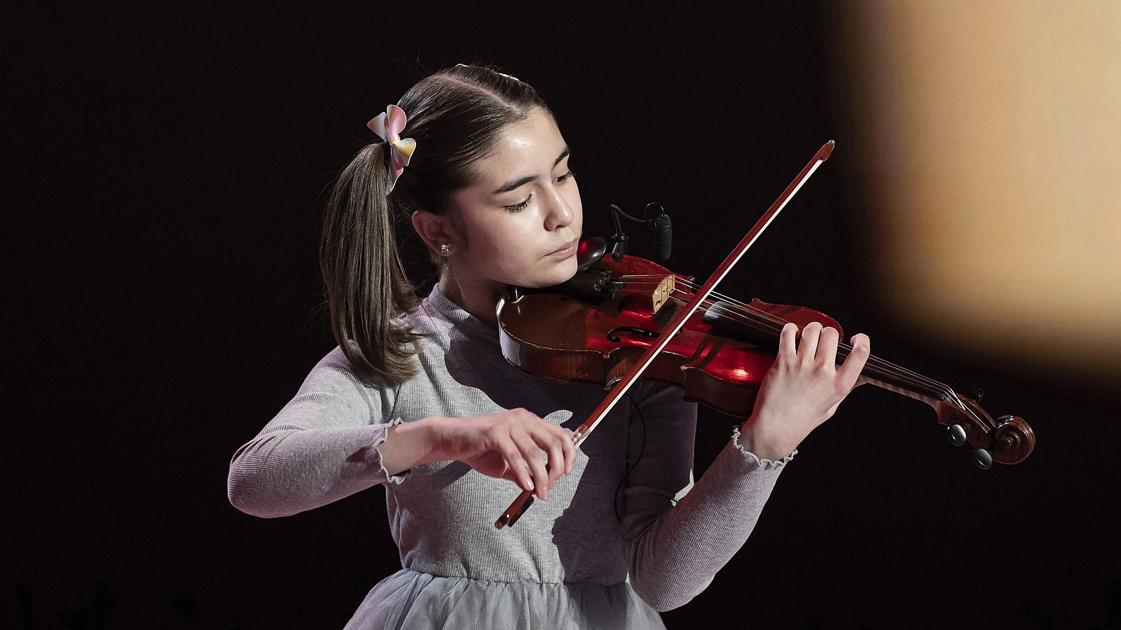 La dulce Sofía levanta de la silla a los jueces con su violín | Ver
