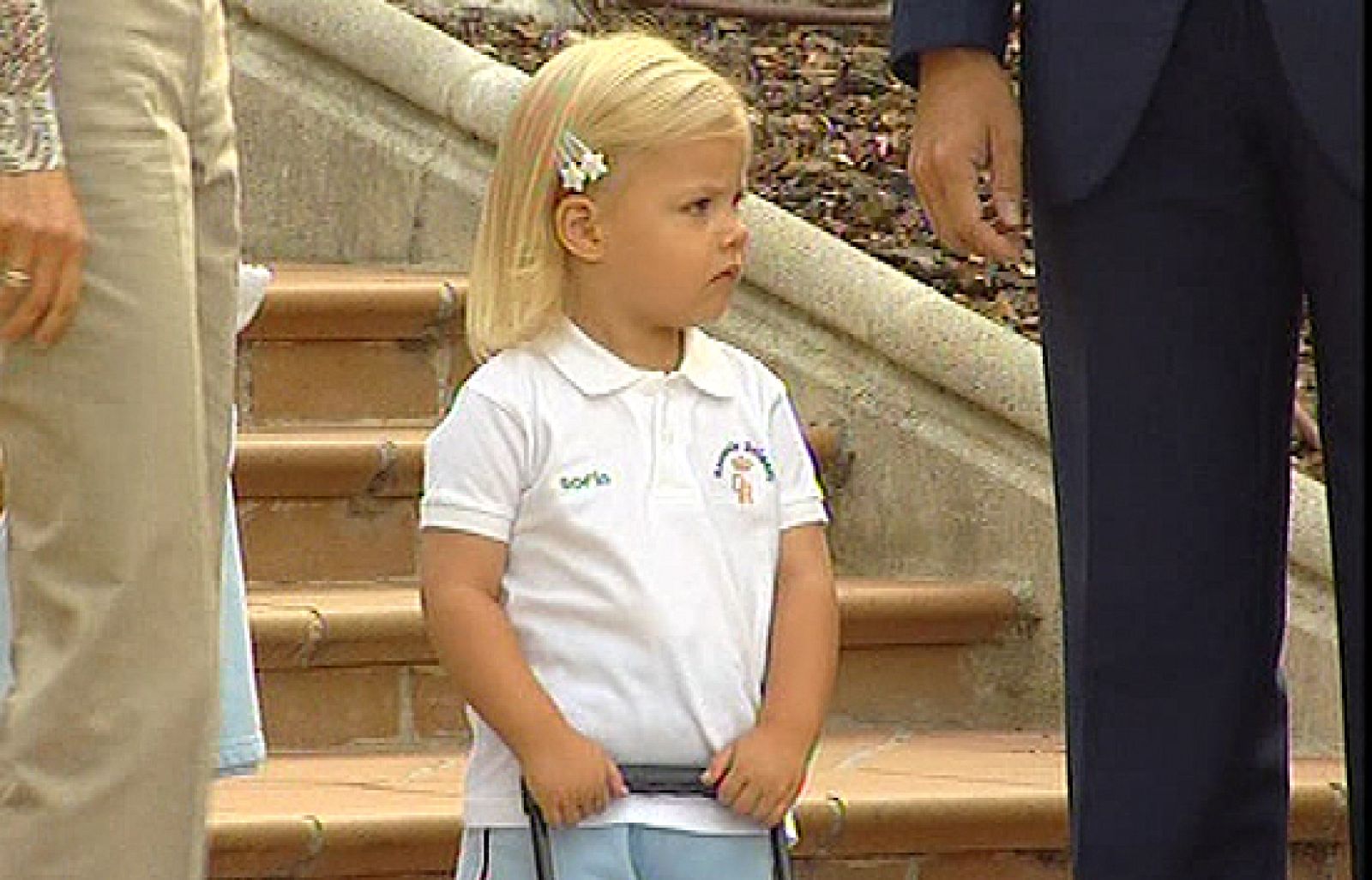La infanta Sofía ha comenzado este miércoles el cole, pertrechada de una mochila azul y acompañada por sus padres, los Príncipes de Asturias. (11/09/09)