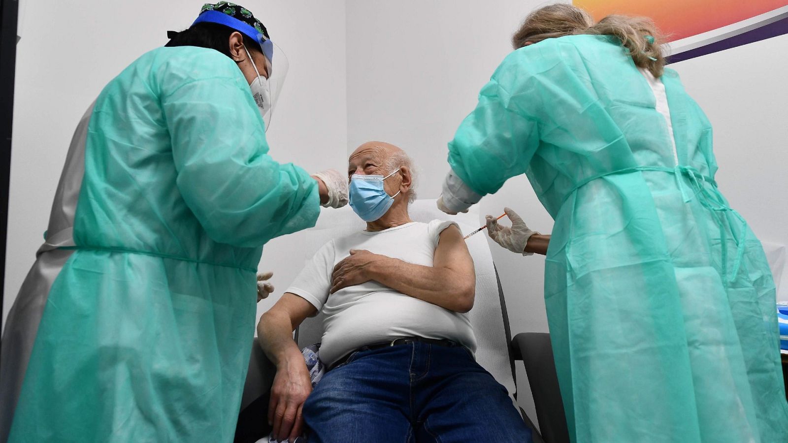 Sanidad propone vacunar con AstraZeneca a mayores de 65 años que sean trabajadores esenciales en activo