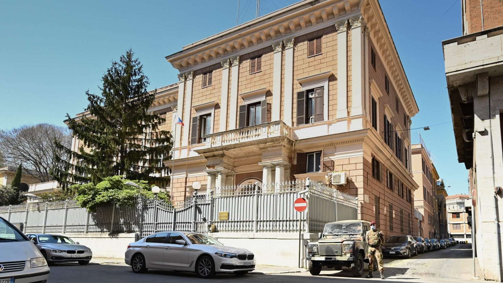 Italia expulsa a dos funcionarios de la embajada rusa y detiene a un oficial de la marina por espionaje