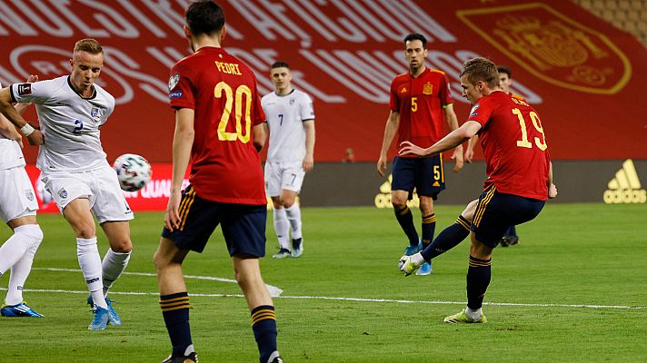 Fútbol - España - F. F. Kosovo | Golazo de Olmo por la escuadra (1-0)