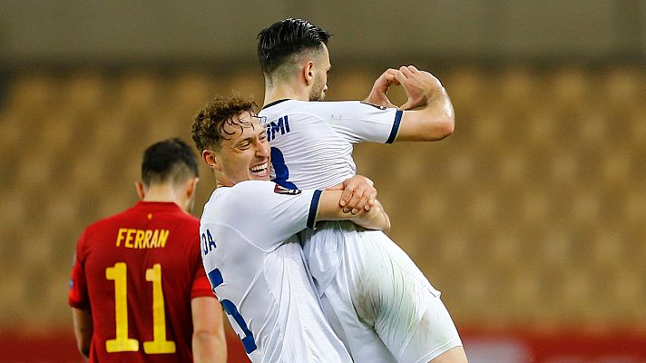 Fútbol - España - F.F. Kosovo | Halimi aprovecha la pifia de Simón