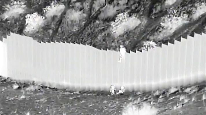 Telediario 1 - Un traficante lanza a dos menores desde el muro fronterizo entre México y Estados Unidos