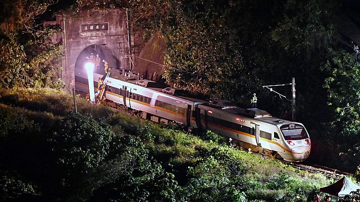 Telediario 1 - Más de 40 muertos tras descarrilar un tren en Taiwán