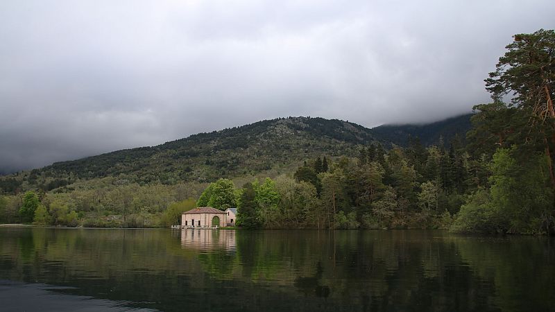 Siguen los cielos nubosos con chubascos aislados en centro y sur peninsular - Ver ahora