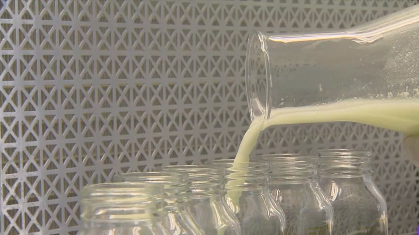 Bancos de leche materna, uno de los servicios en los hospitales que no ha parado durante la pandemia- RTVE.es | Ver