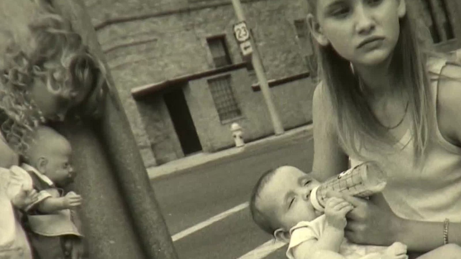Exposición de Mary Ellen Mark, fotos a los márgenes de la sociedad, en la Fundación Foto Colectania- RTVE.es | Ver