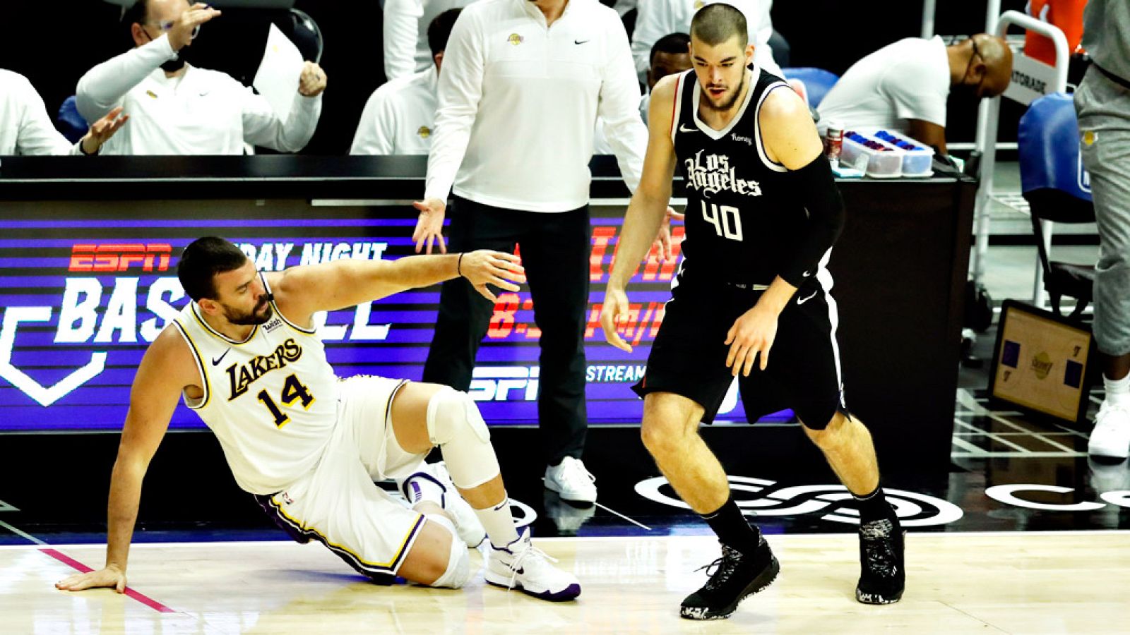 Los Clippers apalizan a unos Lakers que siguen mermados por las lesiones