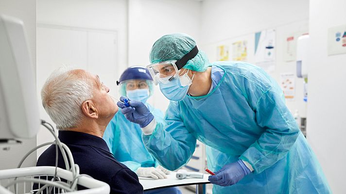 La tarde en 24h - La incidencia sigue al alza, pero la inmunización reduce los fallecimientos