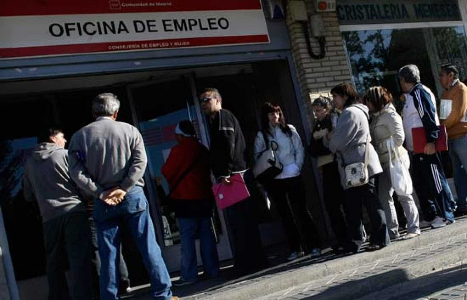 El paro vuelve a situarse por debajo de los 4 millones - La hora de La 1 | Ver