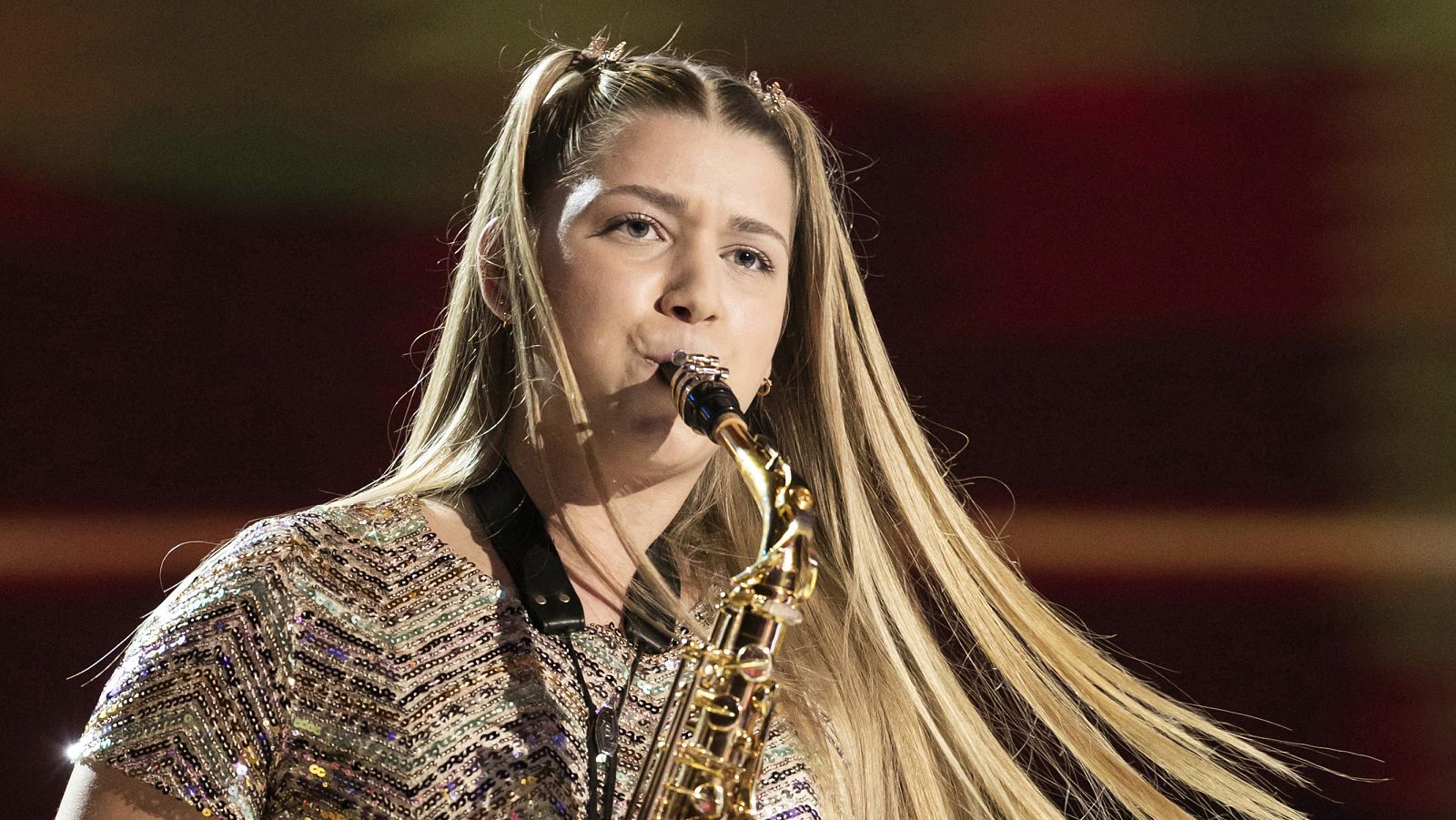 Gisela levanta el plató de Prodigios con su saxo | Ver