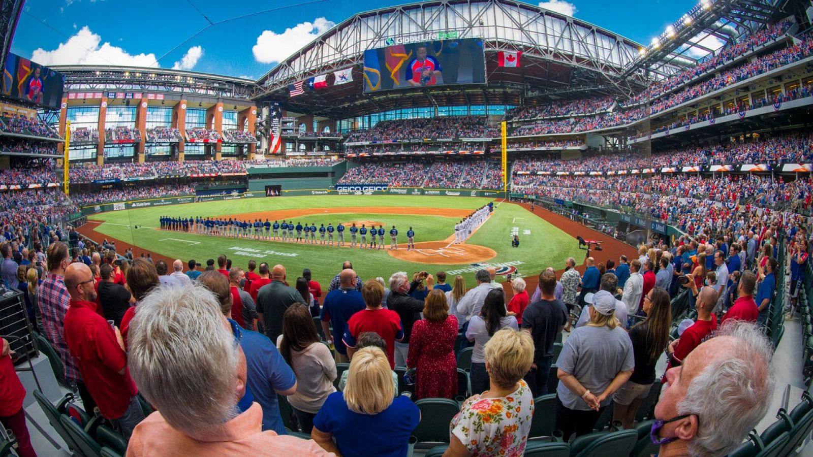 Más de 40.000 espectadores en un partido de béisbol en Texas | Ver
