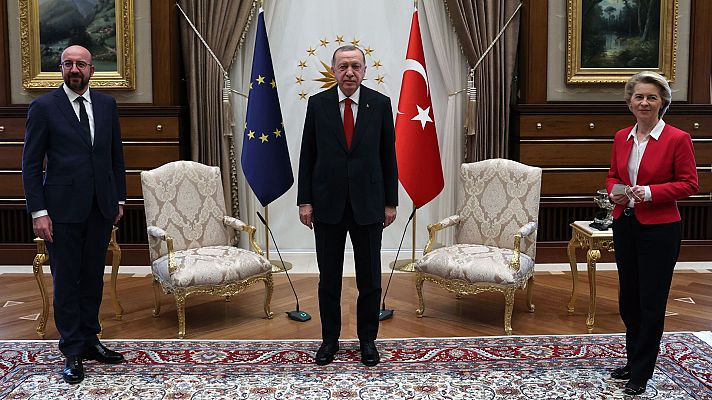 Telediario 1 - Desaire a Von der Leyen en la reunión UE-Turquía: relegada a un sofá por el protocolo de Erdogan