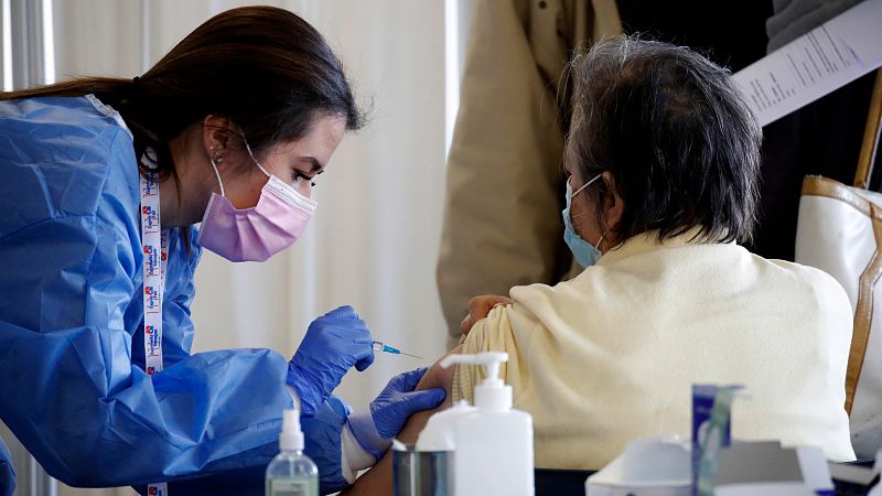 Sanidad propone vacunar con AstraZeneca solo a mayores de 60 años - Telediario 1 | Ver