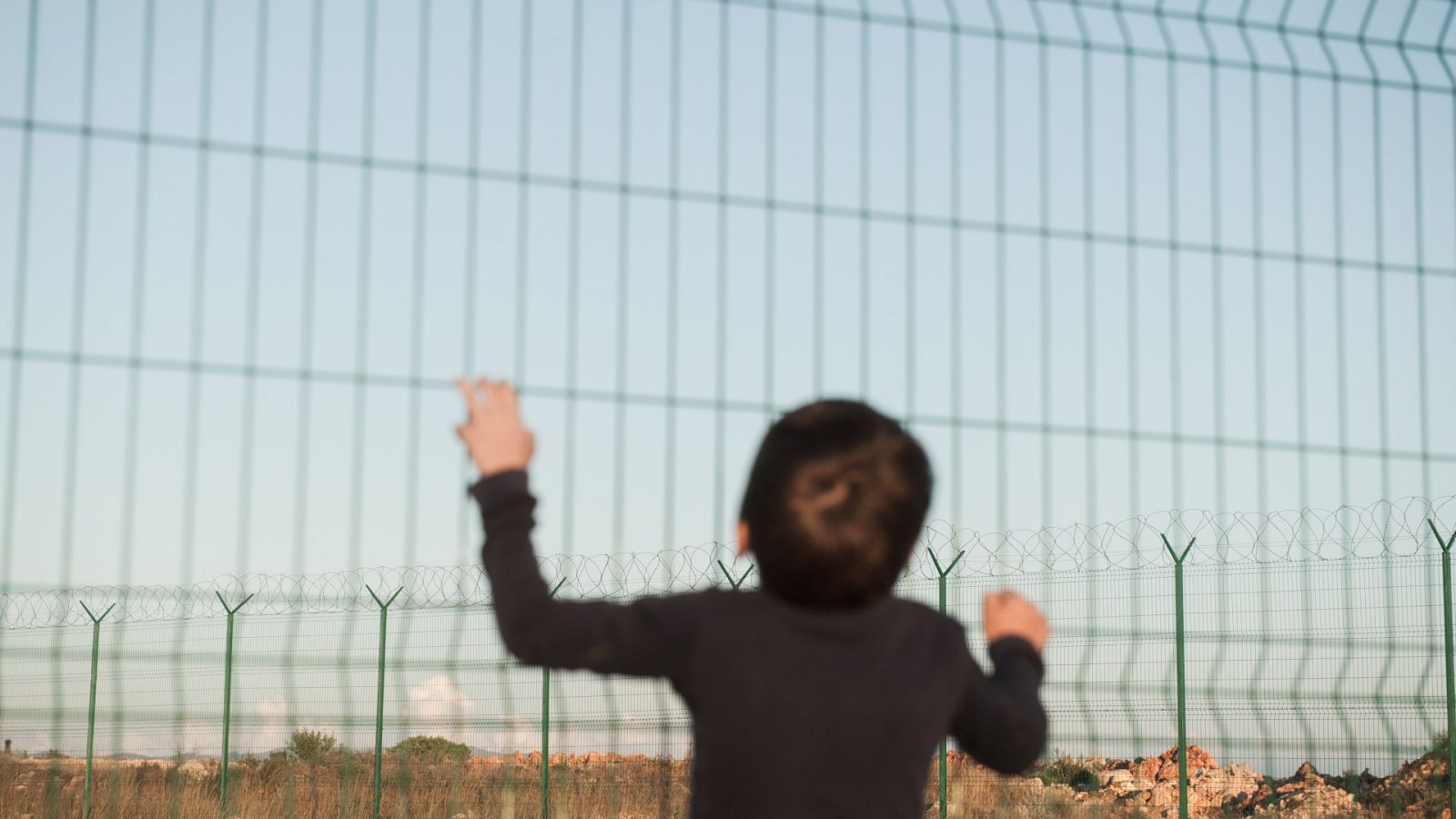 Un niño pide ayuda tras ser abandonado en el desierto. Es uno de los 19.000 menores que han llegado solos a EEUU en el último mes - La hora de La 1 | Ver