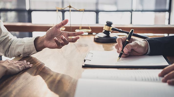 Telediario 1 - Herederos por sorpresa: así trabajan las empresas de genealogía sucesoria