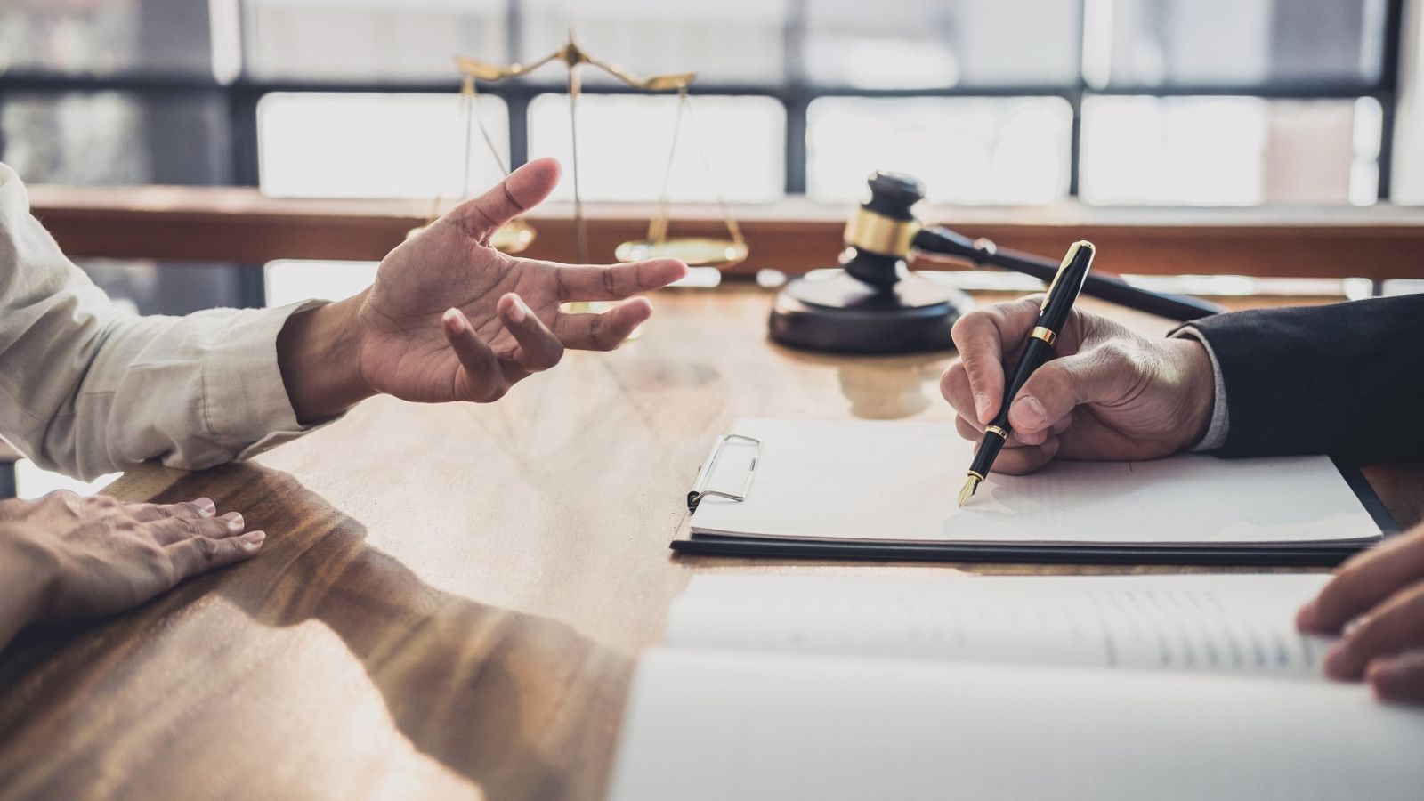 Herederos inesperados: el trabajo de la genealogía sucesoria | Ver