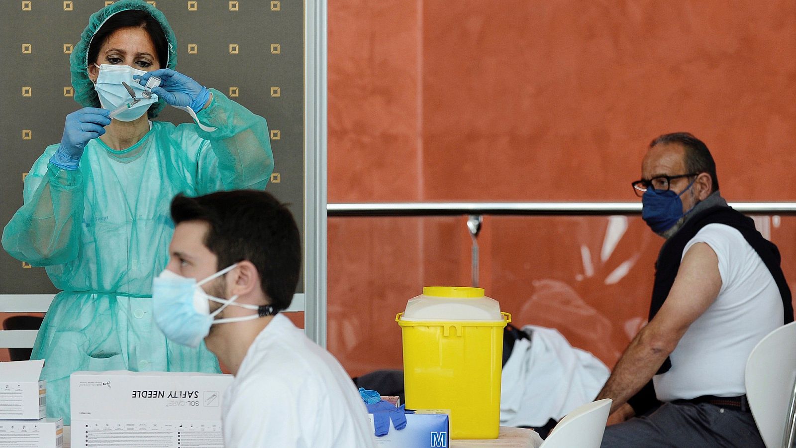 Lamas: "Quienes ya han recibido la primera dosis de AstraZeneca tienen que estar tranquilos" - Telediario 1 | Ver