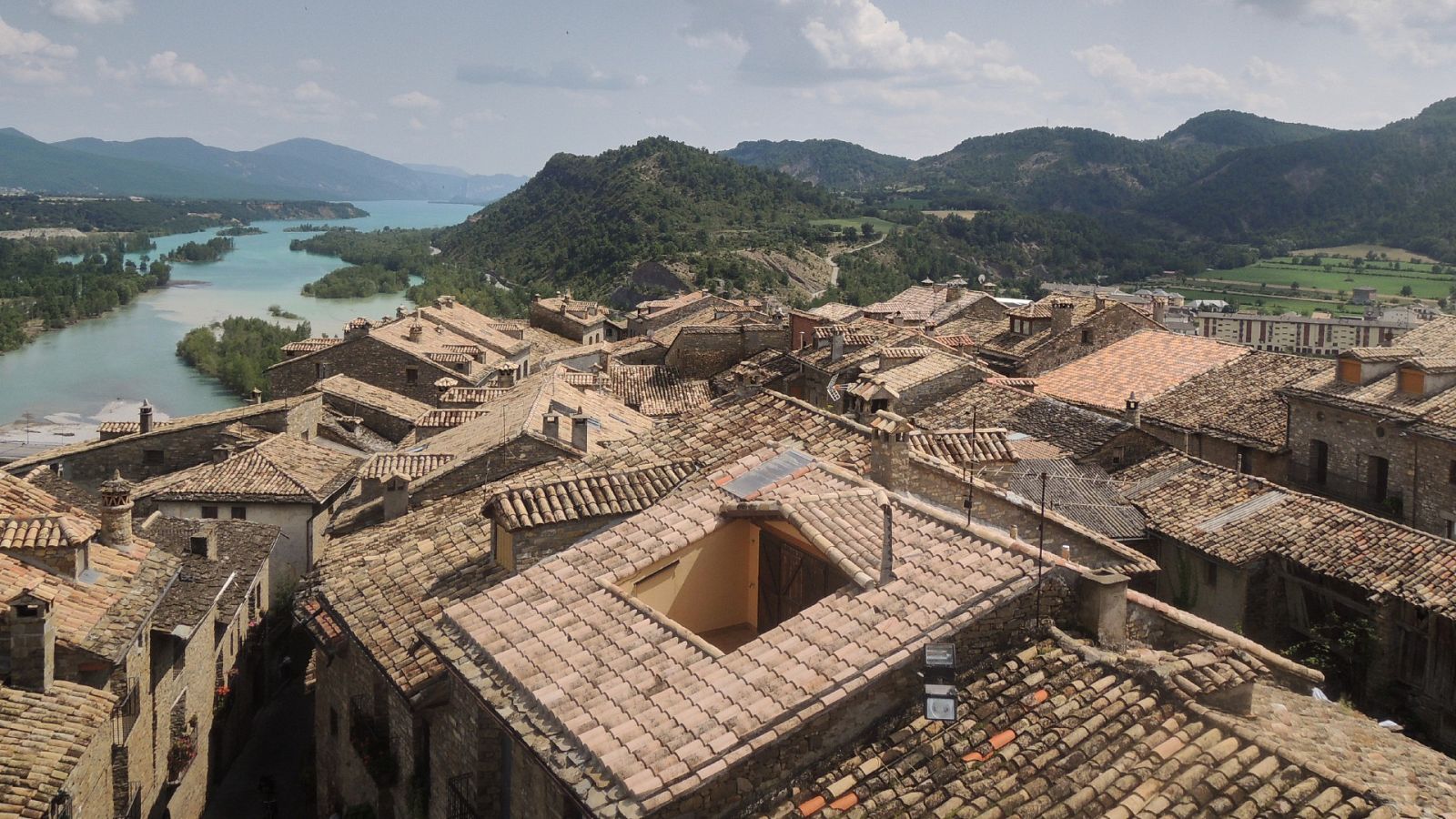 Aínsa: el pueblo pirenaico que pone freno a los pisos turísticos | Ver