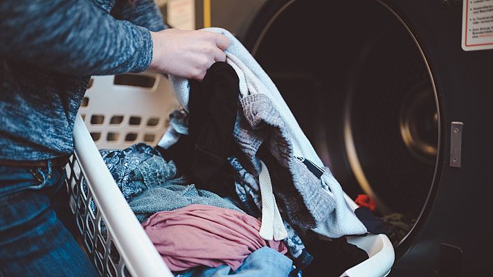 Telediario 1 - Hacer la colada mientras tomas un café, la original iniciativa de un bar de Madrid